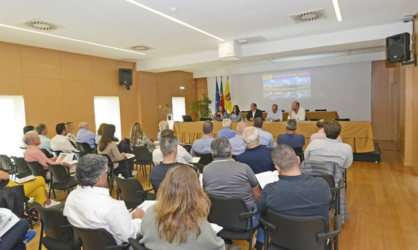 reuniao_com_tecnicos_que_apresentam_projetos_na_area_do_urbanismo__5_