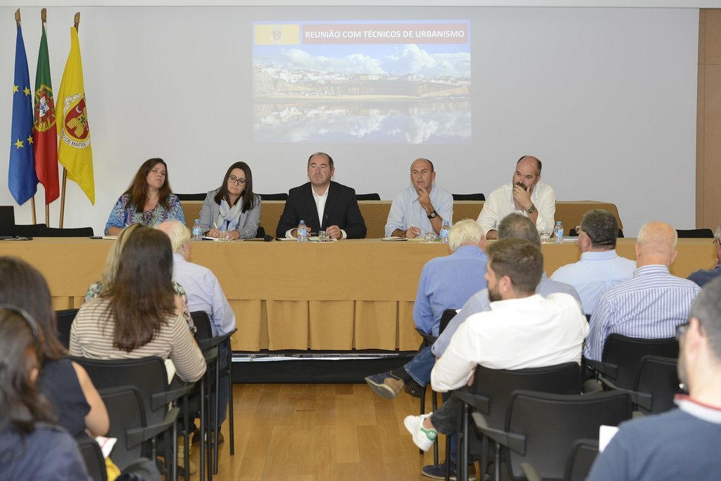 Reunião com técnicos que apresentam projetos na área do urbanismo (4)