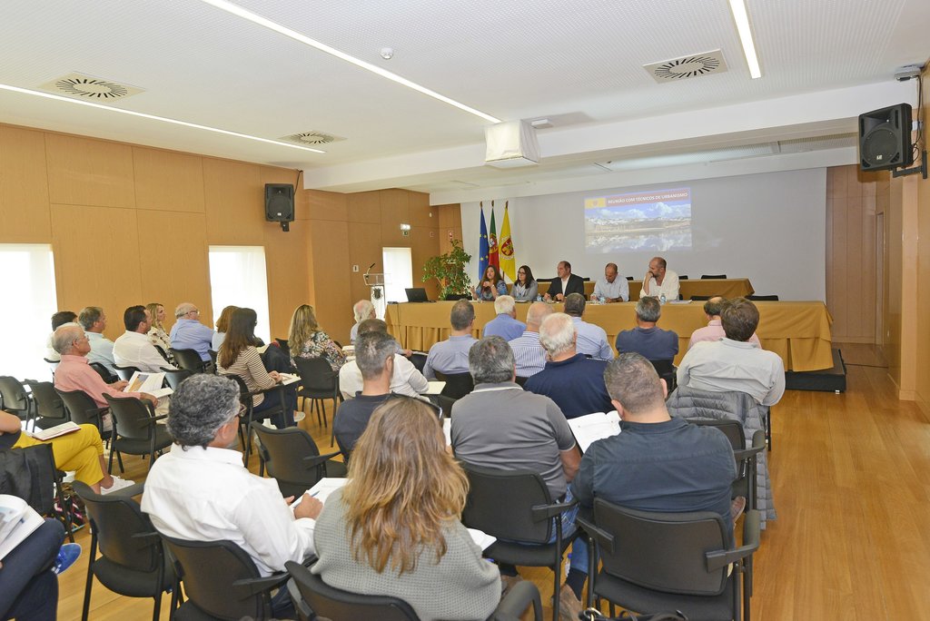 Reunião com técnicos que apresentam projetos na área do urbanismo (5)
