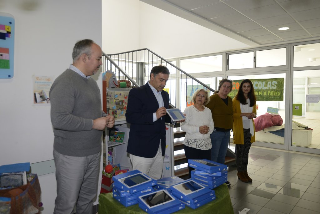 Equipamento informático para escolas (2)