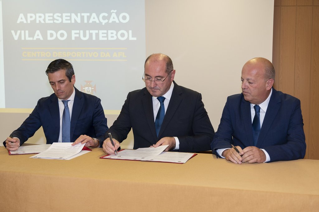 Tempestade obriga a cancelar transportes e jogos de futebol no