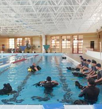 Piscinas cobertas e descobertas